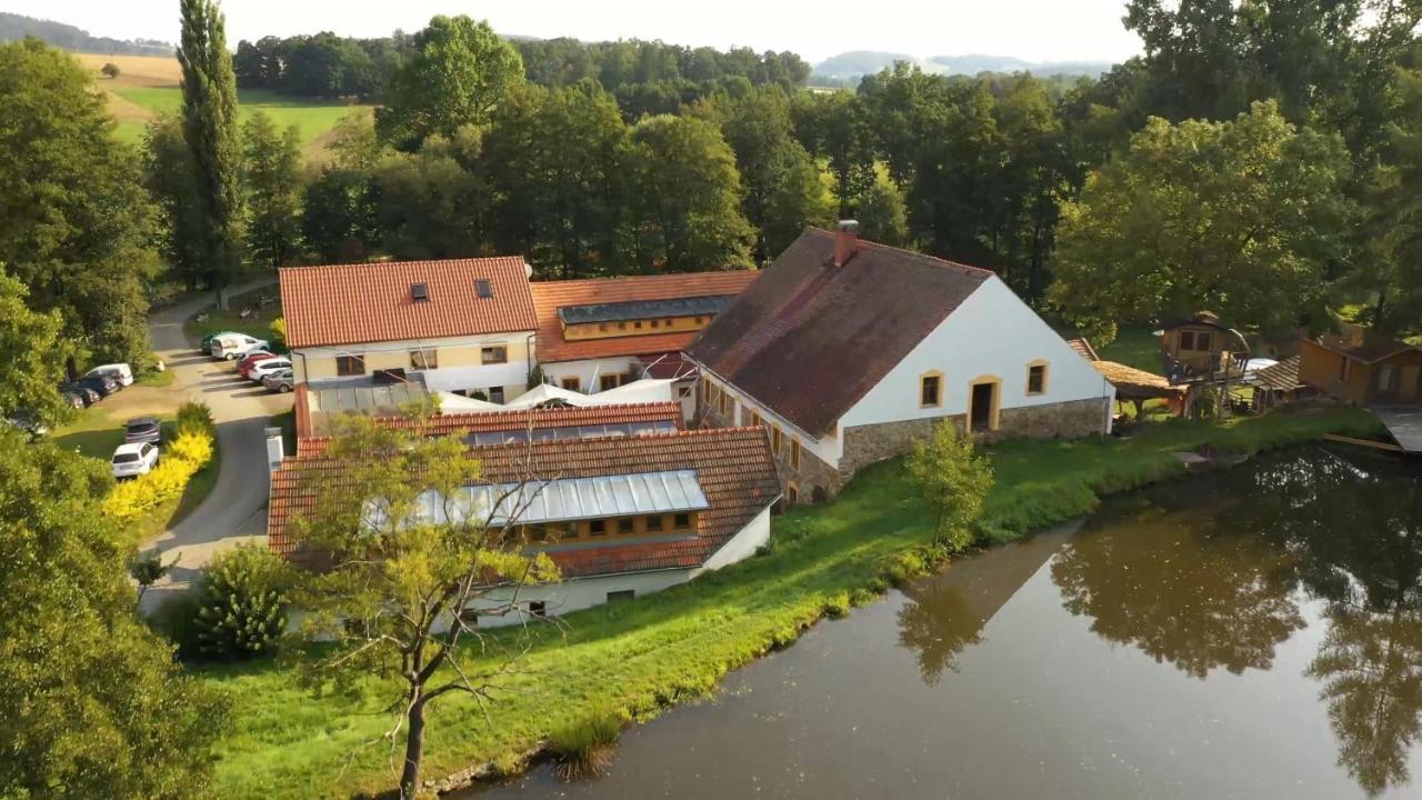 Viking Houses Strnadovsky Mlyn Jesenice  エクステリア 写真